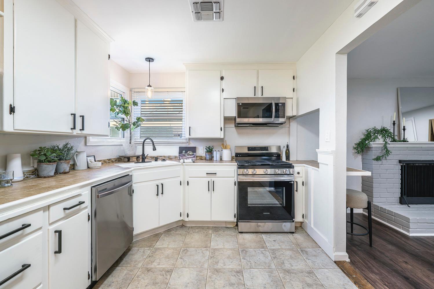 913 E Garland Ave, Fresno, CA 93704