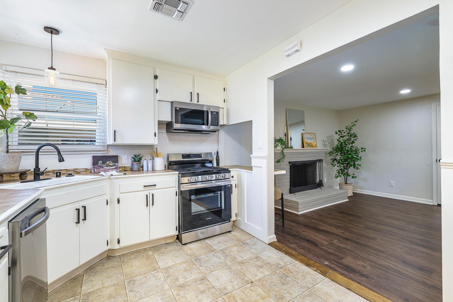 913 E Garland Ave, Fresno, CA 93704