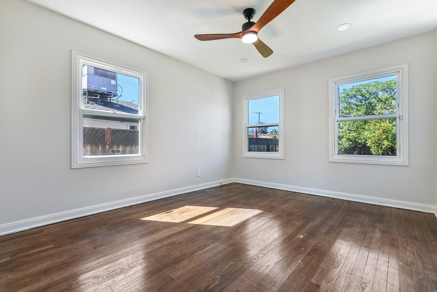 913 E Garland Ave, Fresno, CA 93704