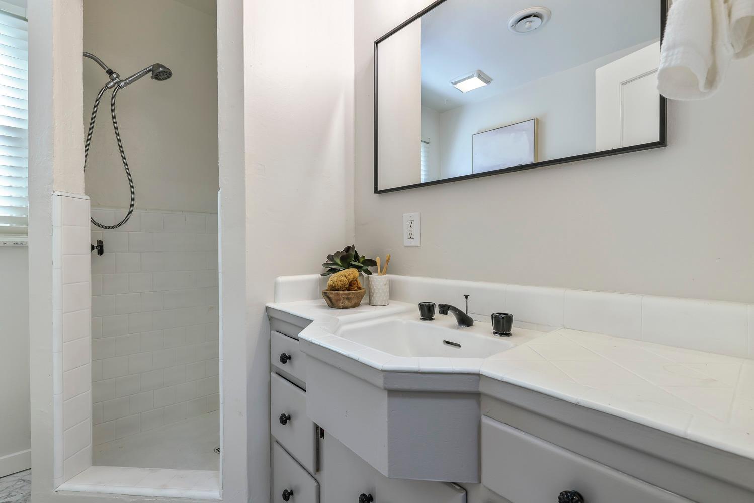 913 E Garland Ave, Fresno, CA 93704