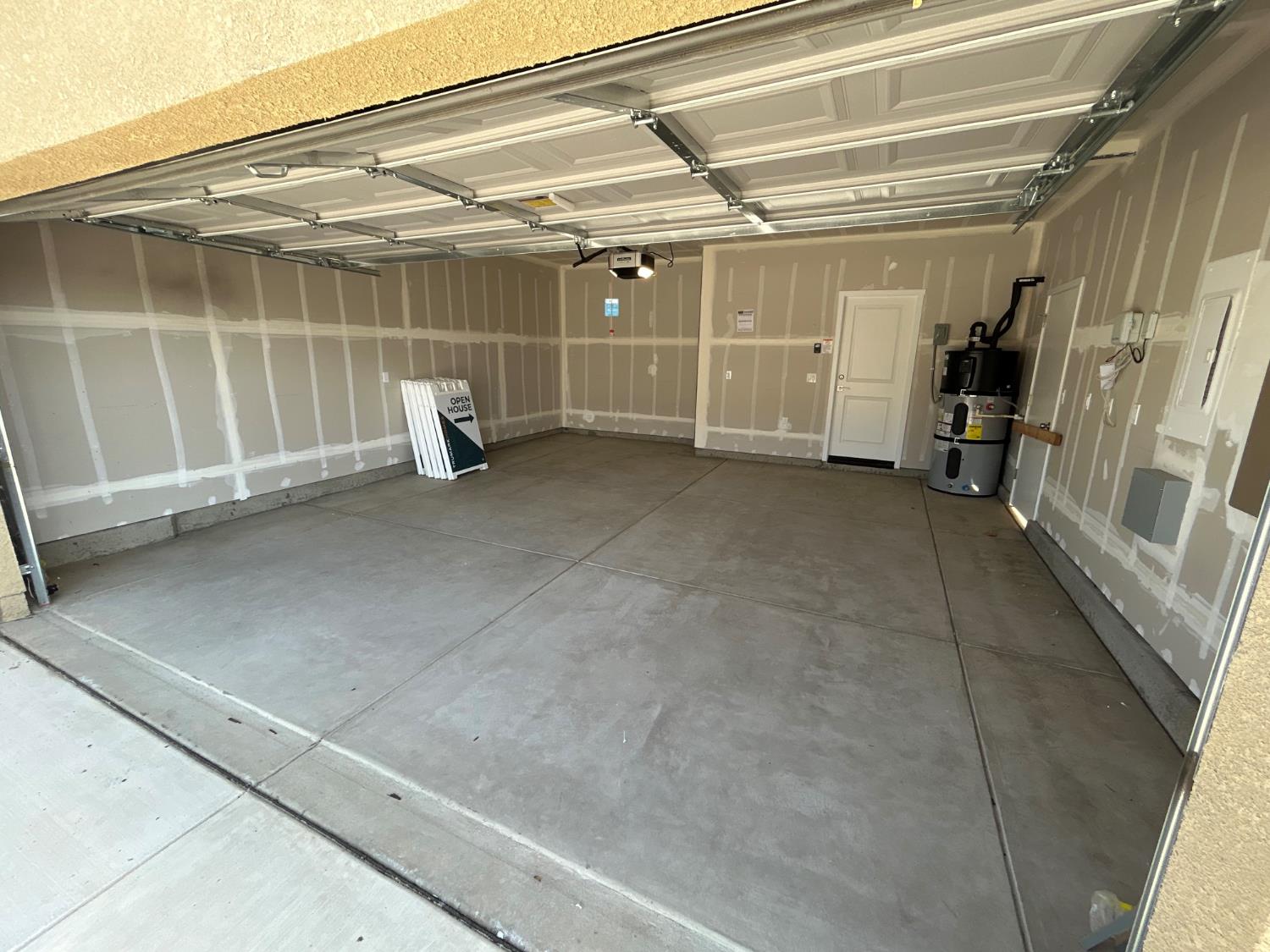 2813 E Corteza Dr, Fresno, CA 93730