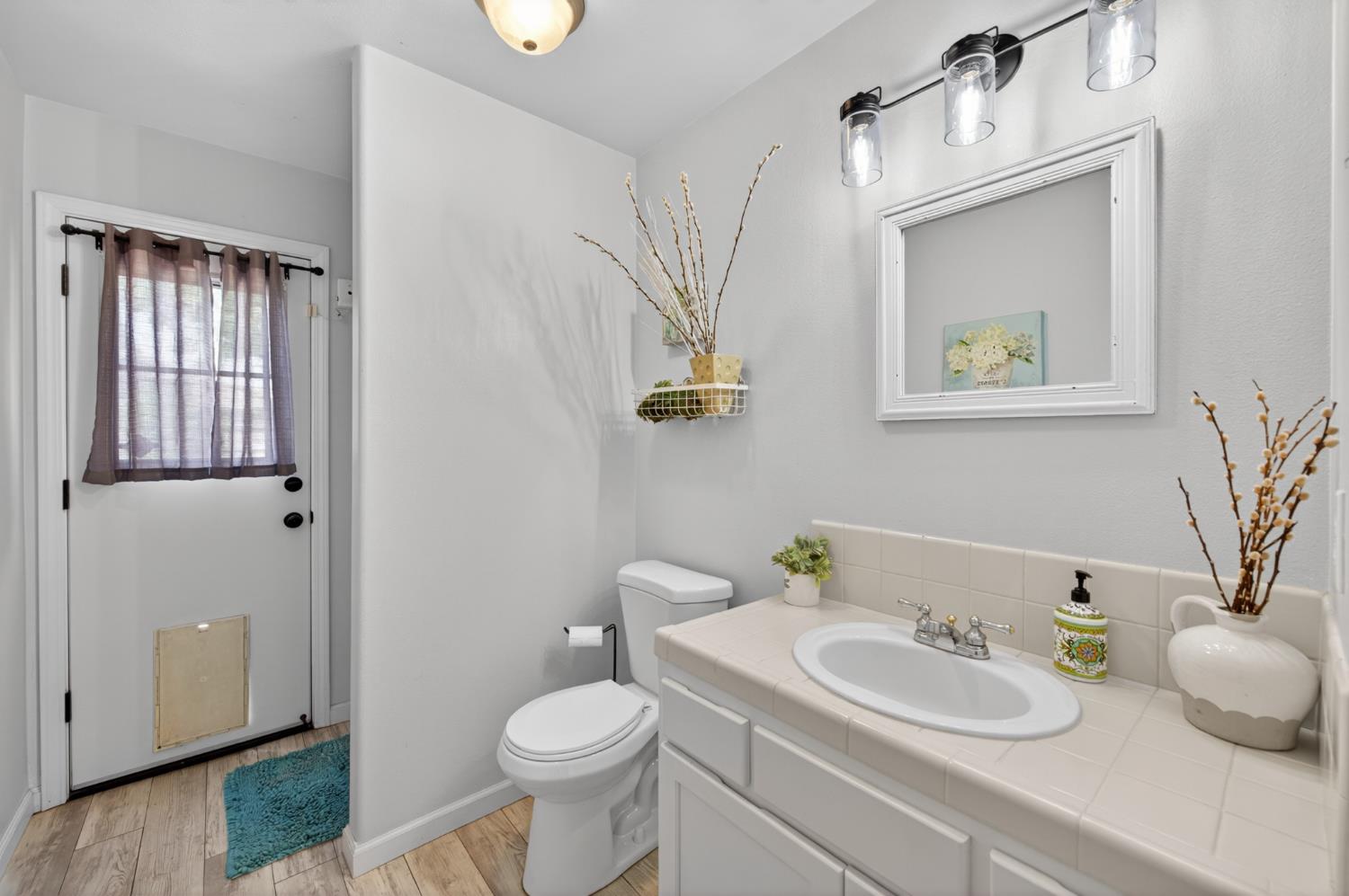 2384 E Quincy Ave, Fresno, CA 93720