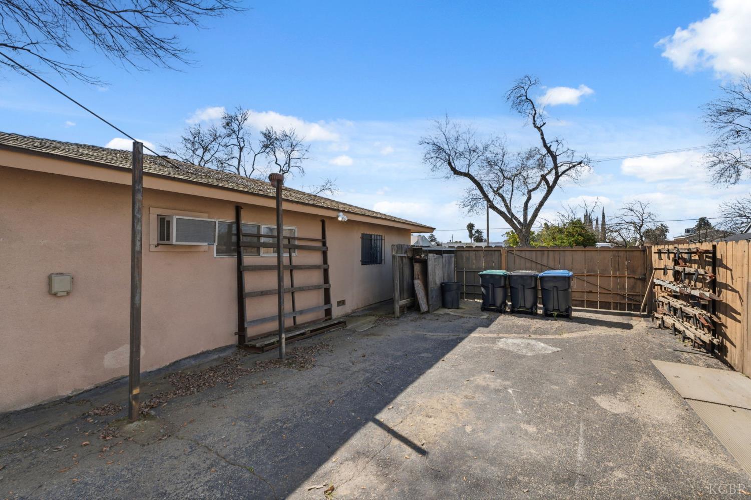 606 N Winery Ave, Fresno, CA 93727